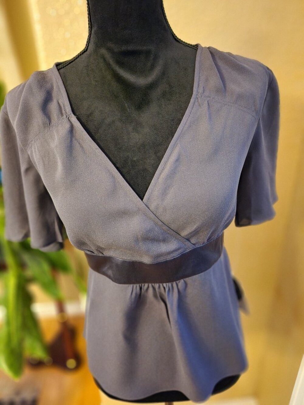 NWT Nine West 100% Silk Faux Wrap Empire Tie Back Flutter Sleeve Top L Charcoal - Picture 2 of 12